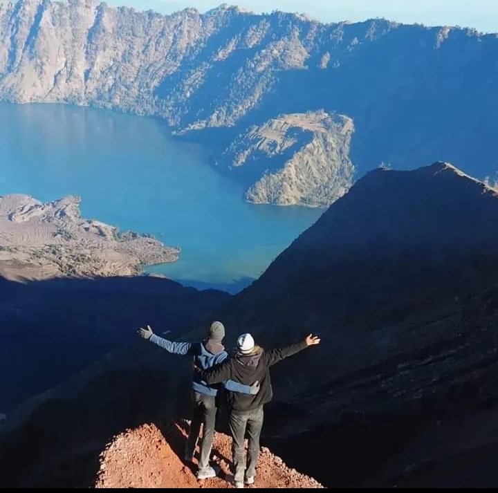 Rinjani Trekk 4D3N – Sembalun Segara Anak Lake View with People